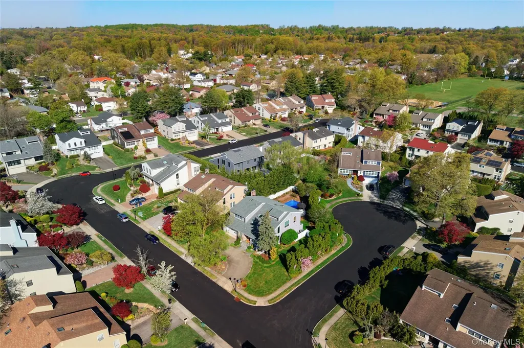 2 Crest Hollow Lane Albertson NY 11507