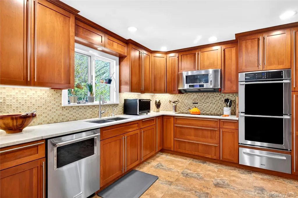 2 Crest Hollow Lane Albertson NY 11507