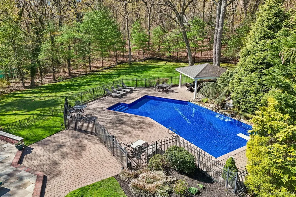 27 Treeview Drive Melville NY 11747