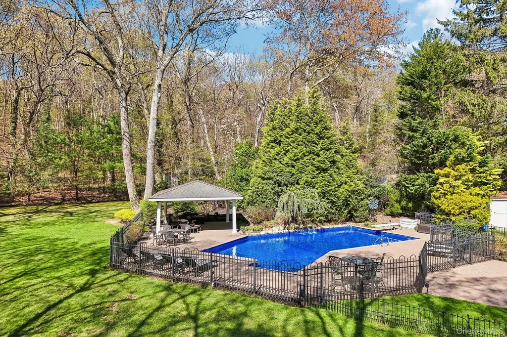 27 Treeview Drive Melville NY 11747