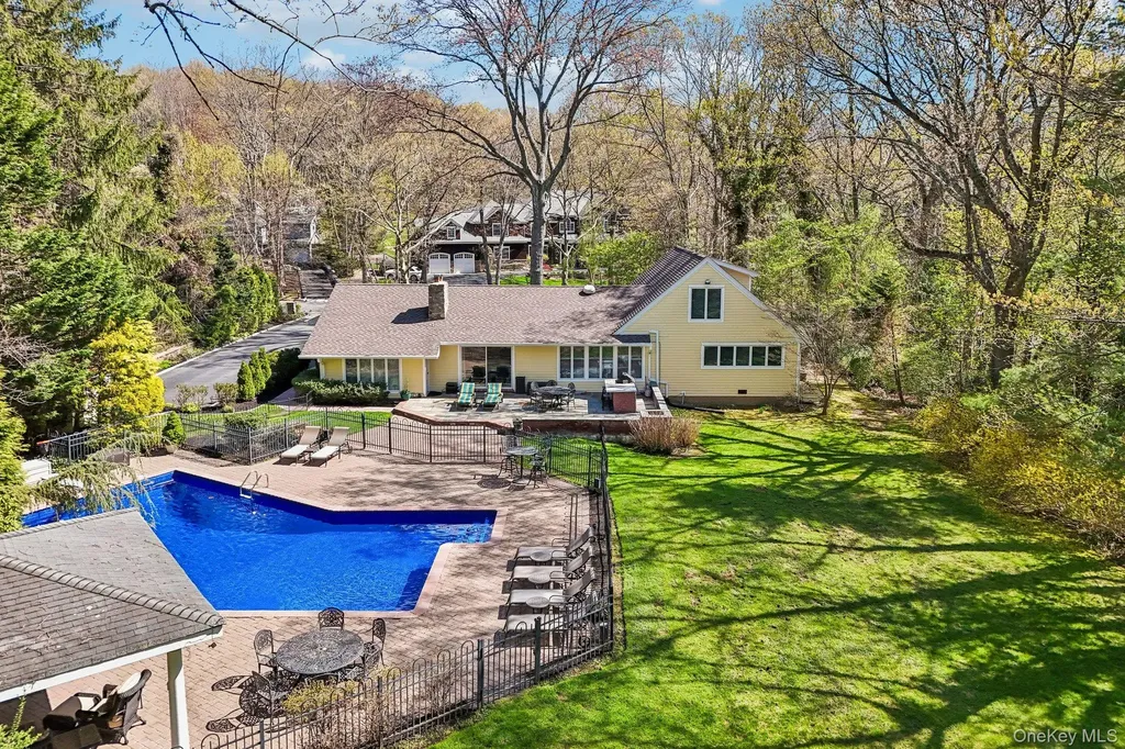 27 Treeview Drive Melville NY 11747
