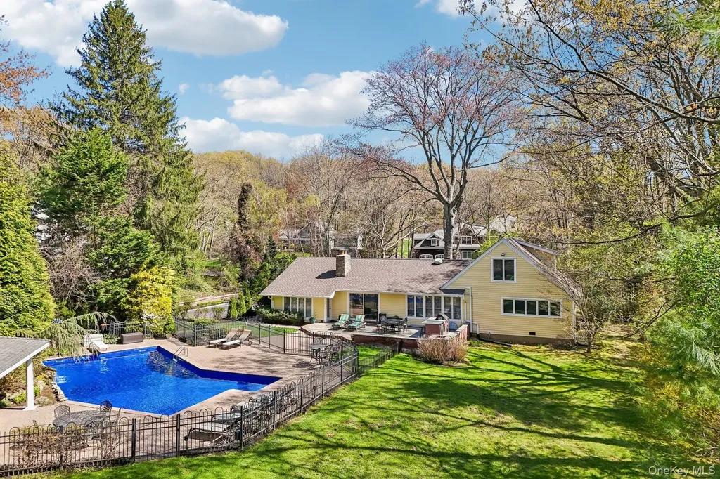 27 Treeview Drive Melville NY 11747