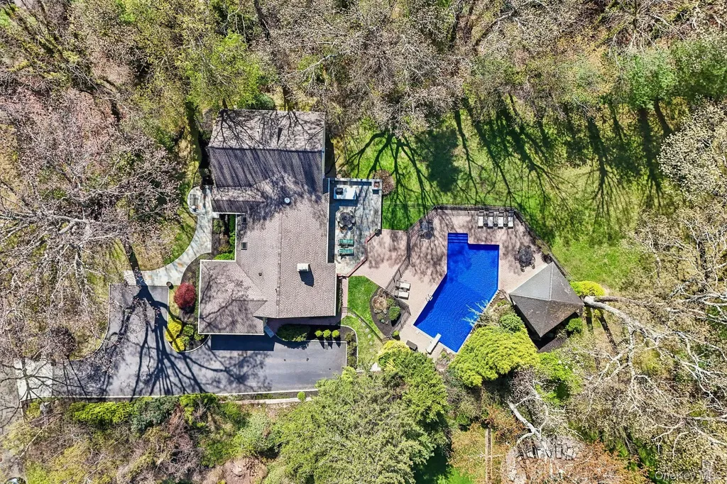 27 Treeview Drive Melville NY 11747