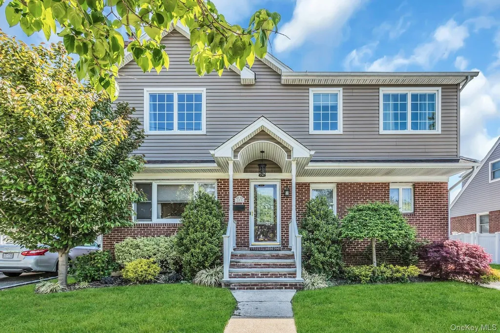 233 Collins Avenue Williston Park NY 11596