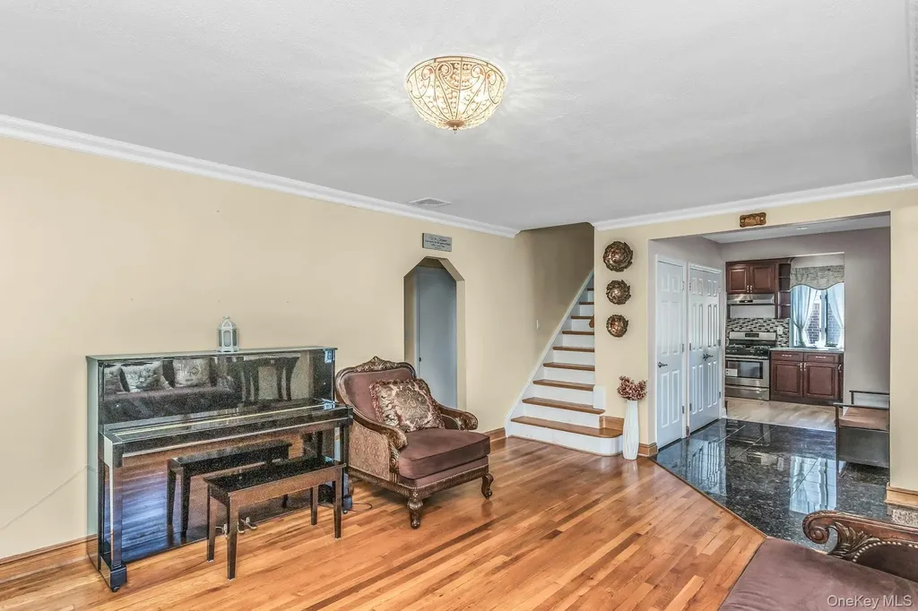 233 Collins Avenue Williston Park NY 11596