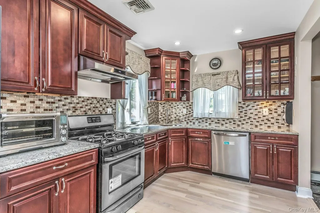 233 Collins Avenue Williston Park NY 11596