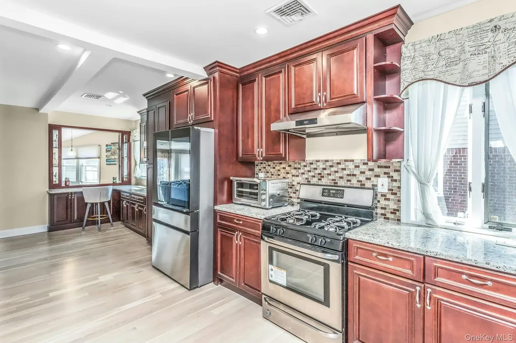 233 Collins Avenue Williston Park NY 11596