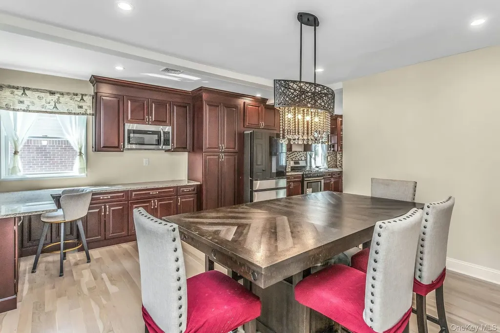 233 Collins Avenue Williston Park NY 11596