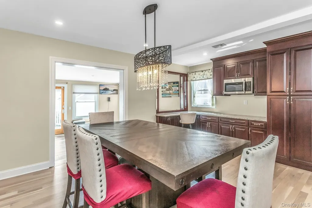 233 Collins Avenue Williston Park NY 11596