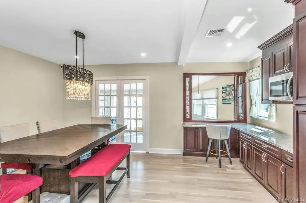 233 Collins Avenue Williston Park NY 11596