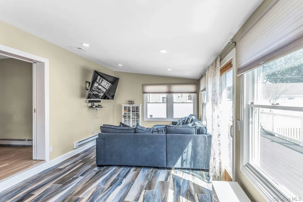 233 Collins Avenue Williston Park NY 11596