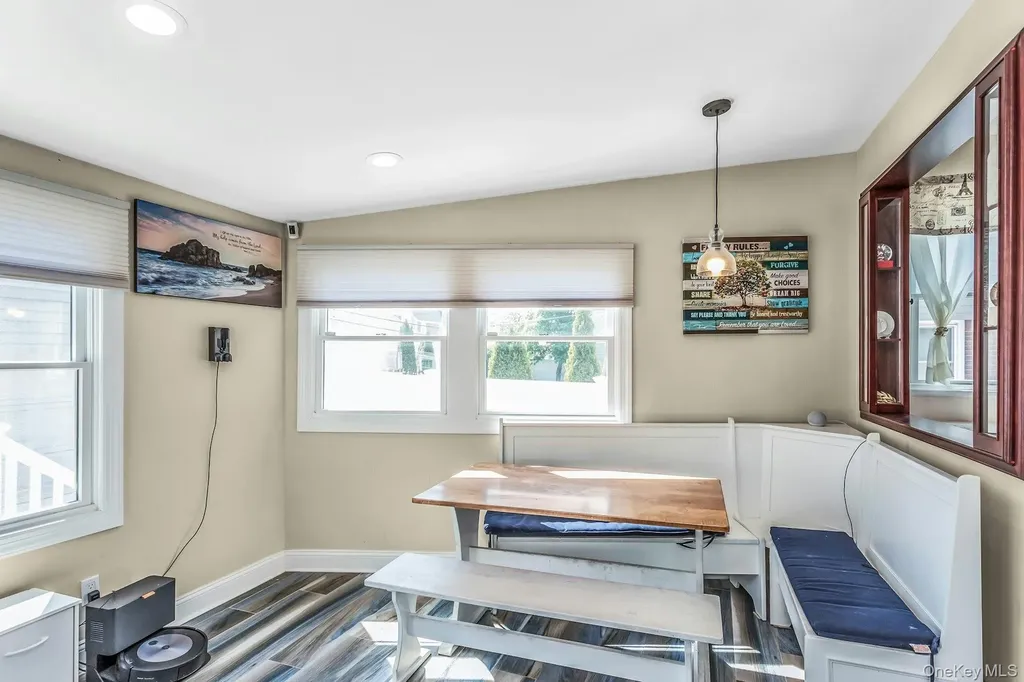 233 Collins Avenue Williston Park NY 11596