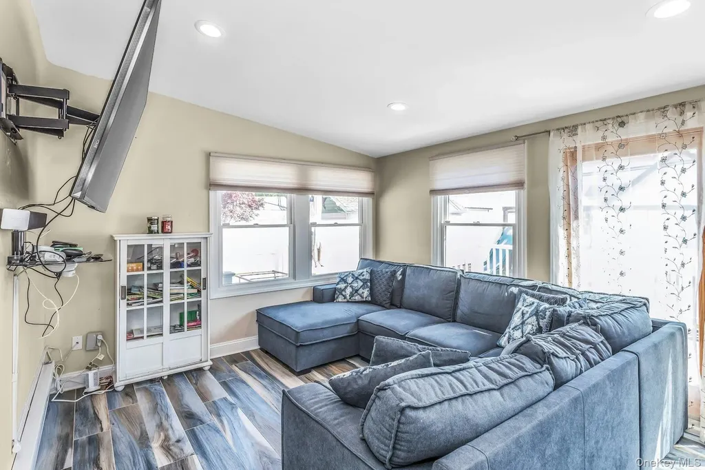 233 Collins Avenue Williston Park NY 11596