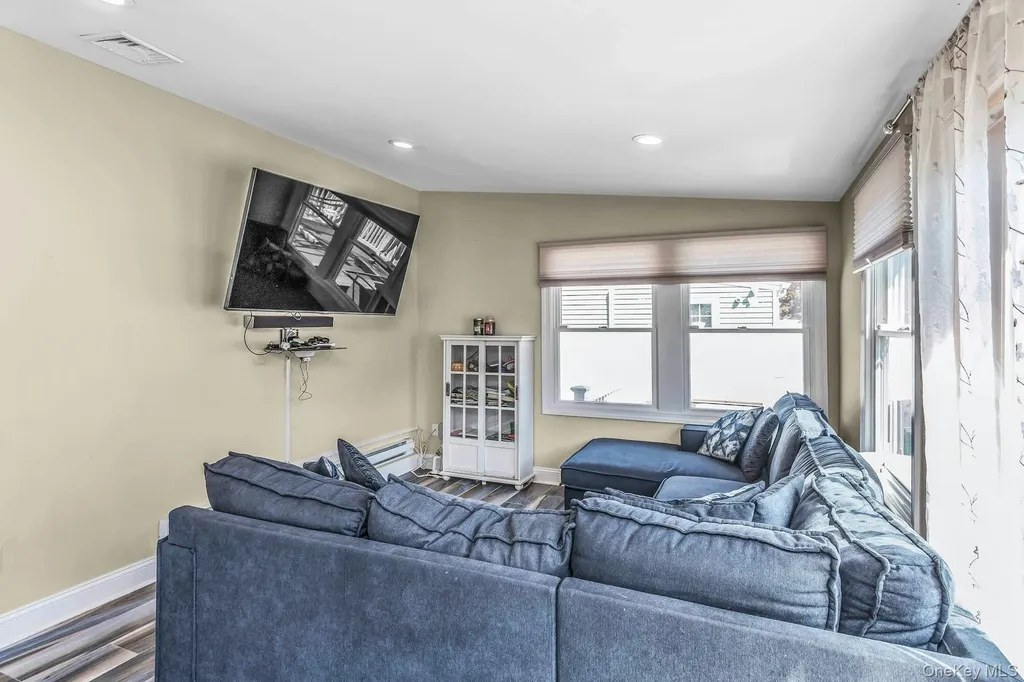233 Collins Avenue Williston Park NY 11596