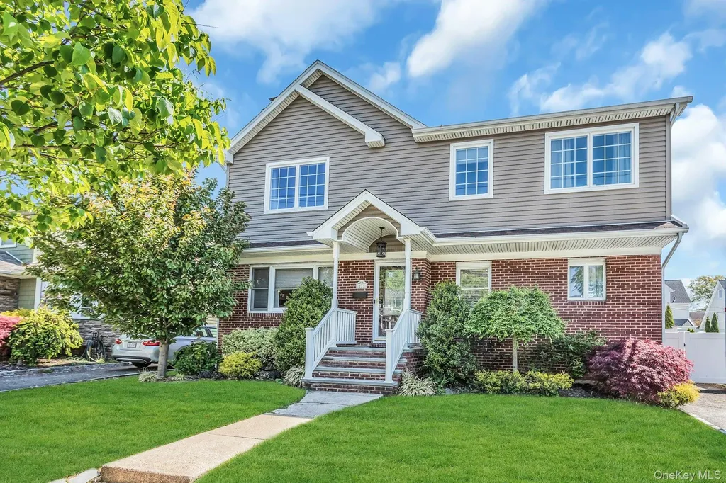233 Collins Avenue Williston Park NY 11596
