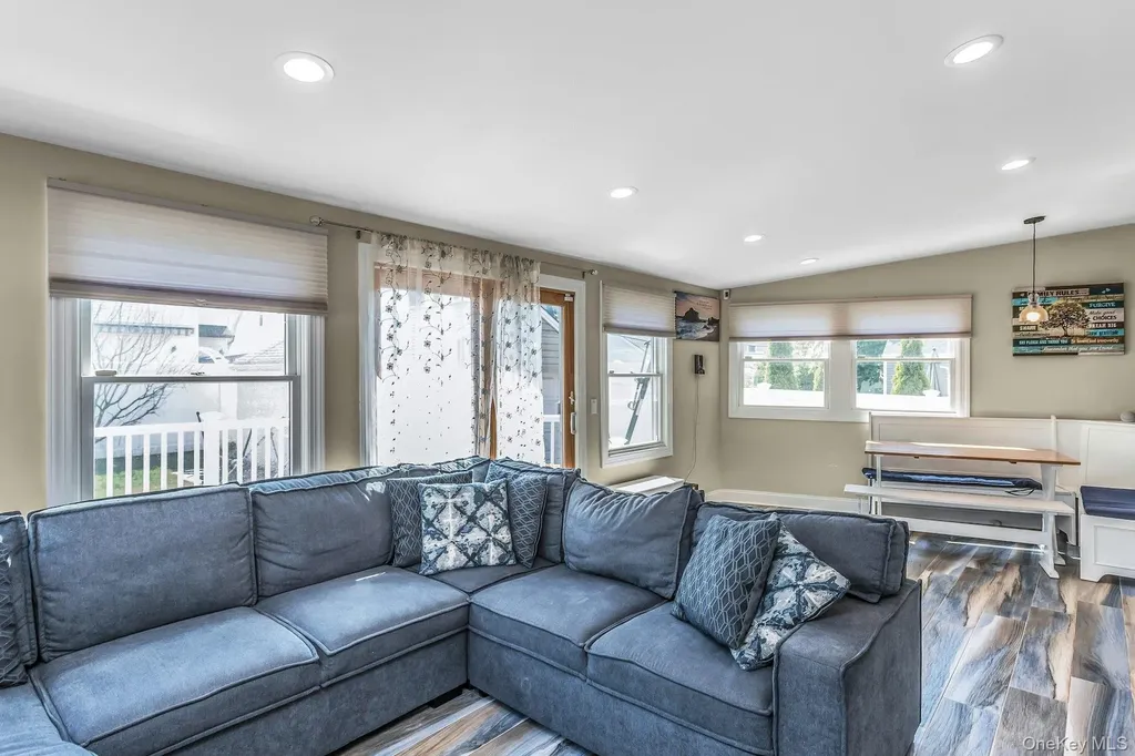 233 Collins Avenue Williston Park NY 11596