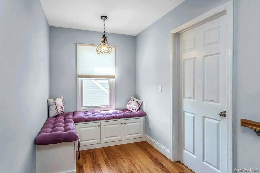 233 Collins Avenue Williston Park NY 11596