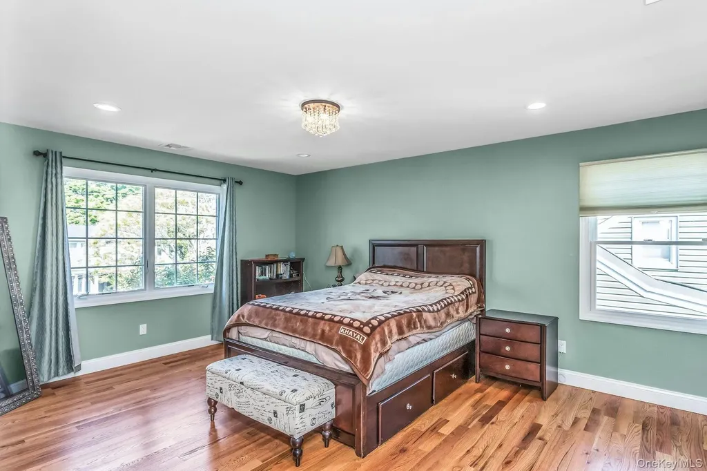 233 Collins Avenue Williston Park NY 11596