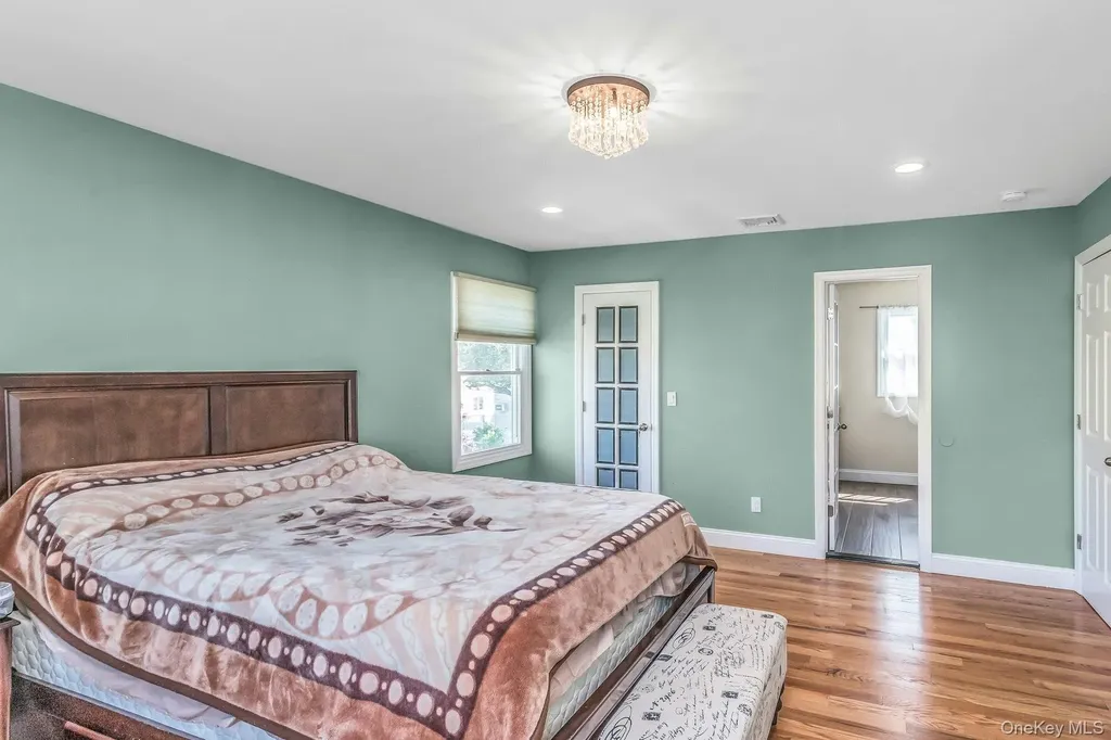 233 Collins Avenue Williston Park NY 11596