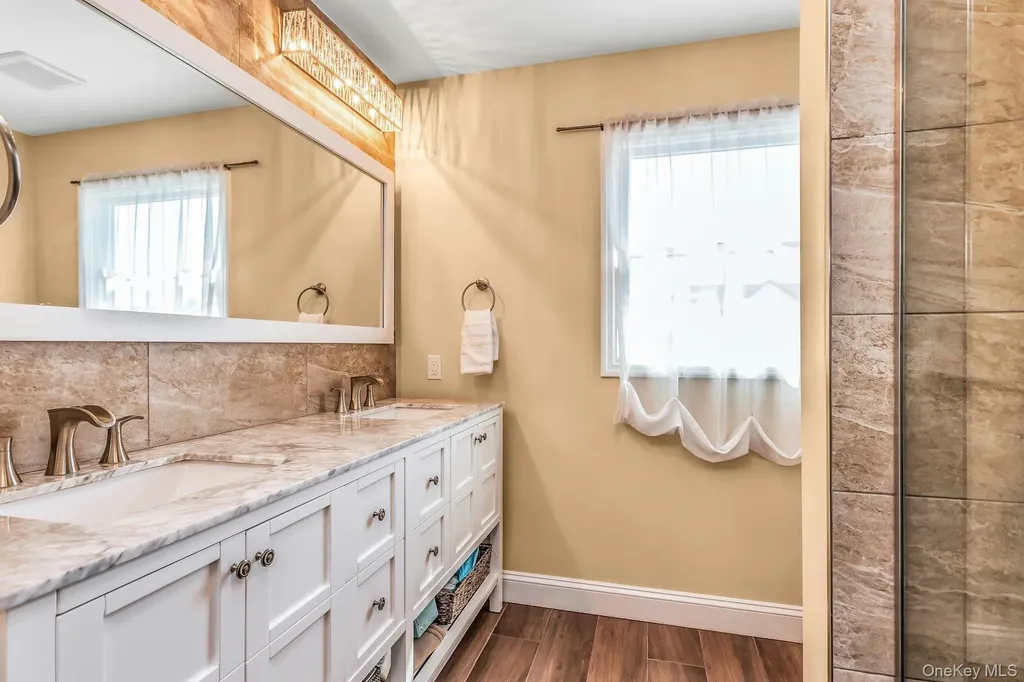 233 Collins Avenue Williston Park NY 11596