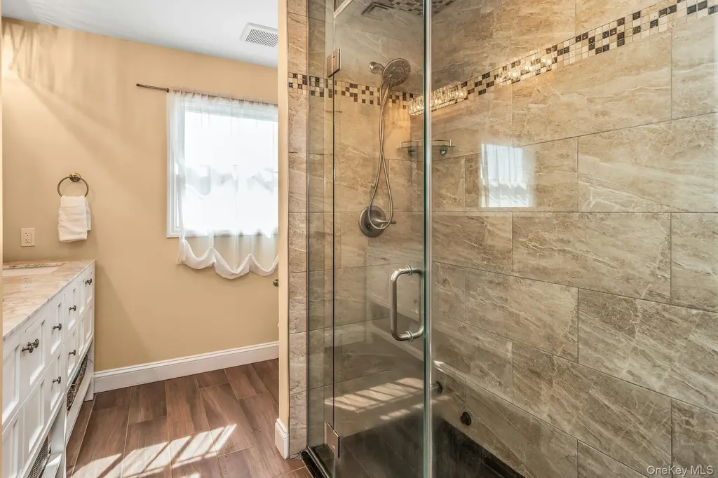 233 Collins Avenue Williston Park NY 11596