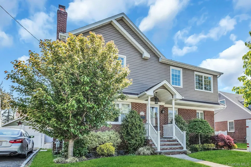 233 Collins Avenue Williston Park NY 11596