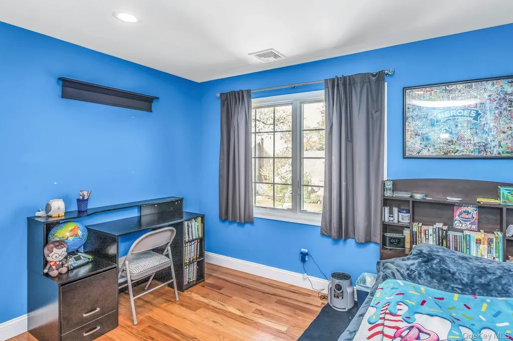 233 Collins Avenue Williston Park NY 11596