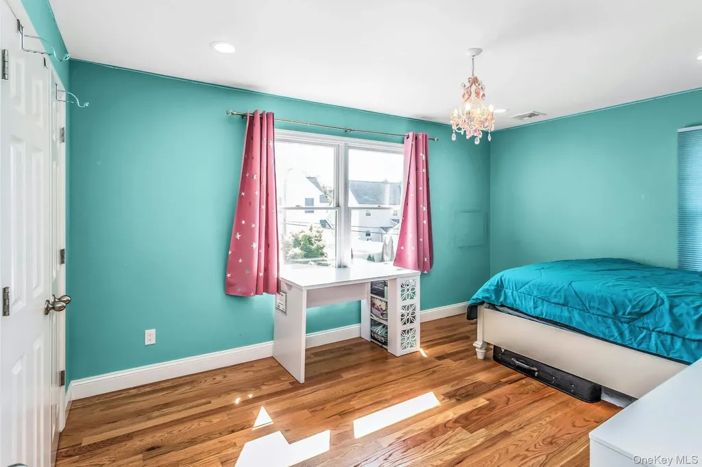 233 Collins Avenue Williston Park NY 11596