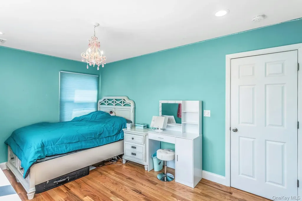 233 Collins Avenue Williston Park NY 11596