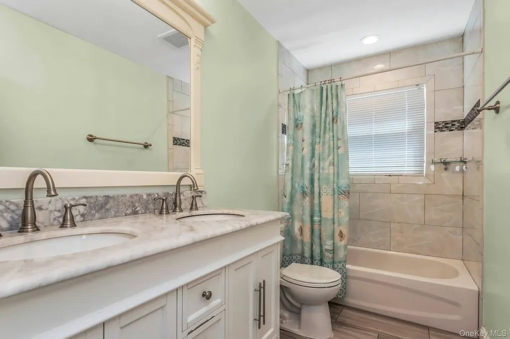 233 Collins Avenue Williston Park NY 11596