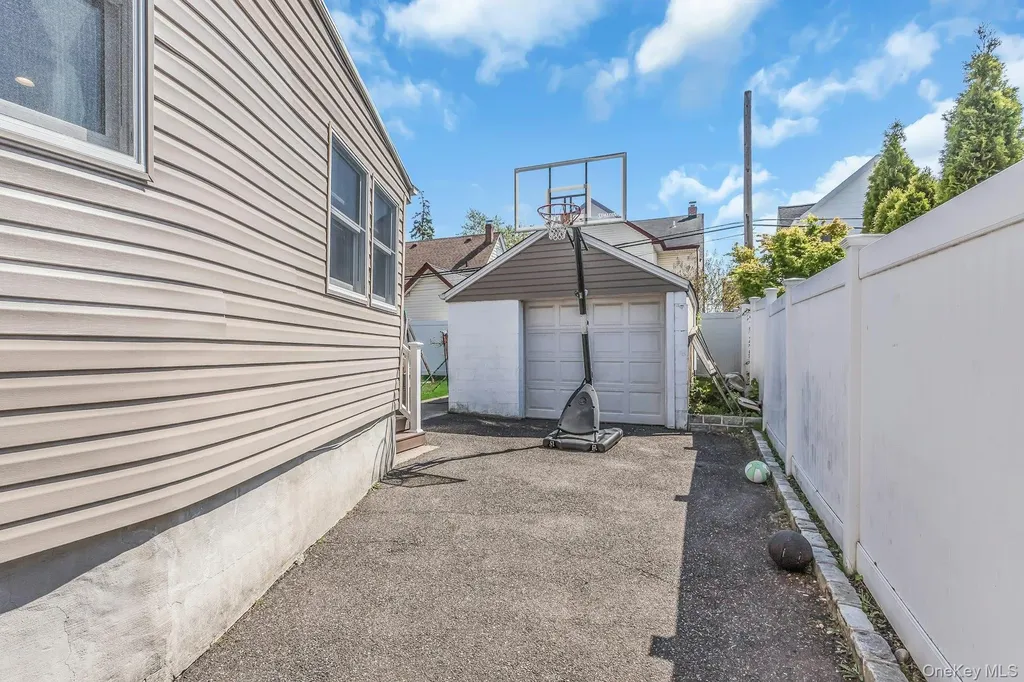 233 Collins Avenue Williston Park NY 11596