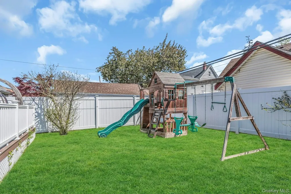 233 Collins Avenue Williston Park NY 11596
