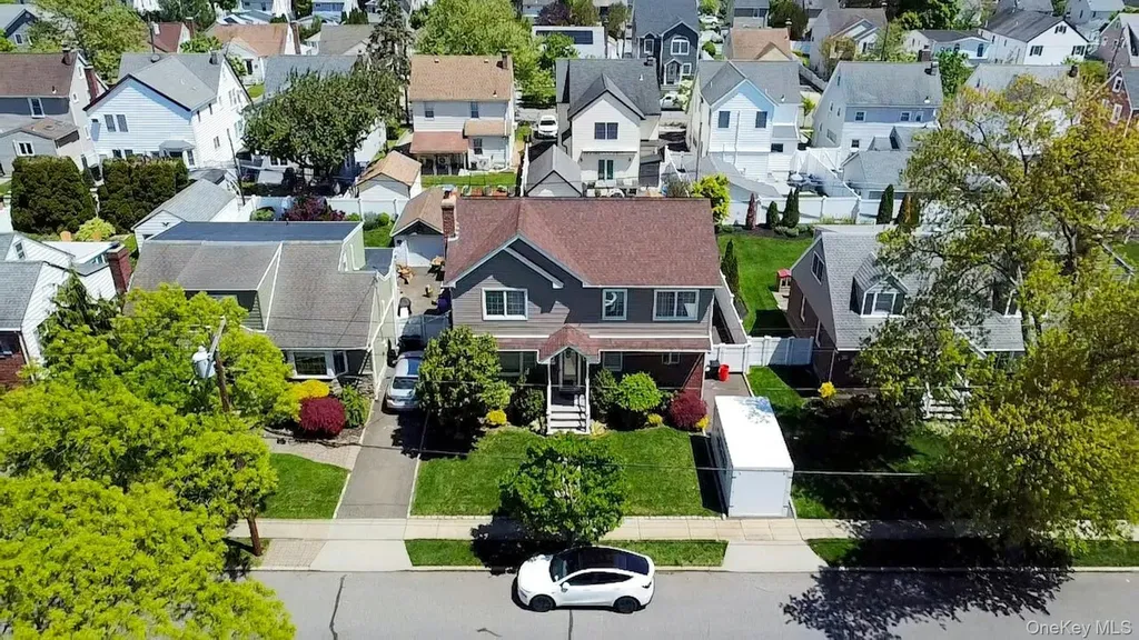 233 Collins Avenue Williston Park NY 11596