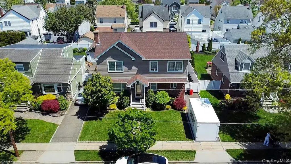 233 Collins Avenue Williston Park NY 11596