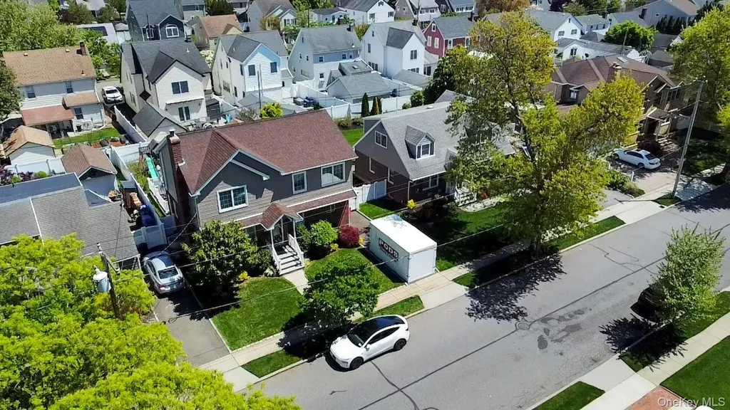 233 Collins Avenue Williston Park NY 11596
