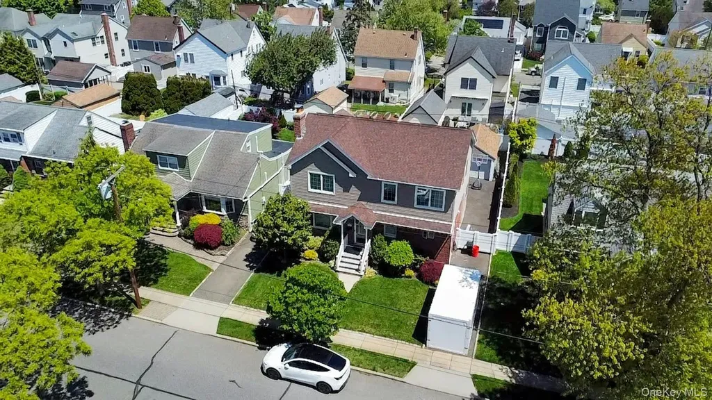233 Collins Avenue Williston Park NY 11596