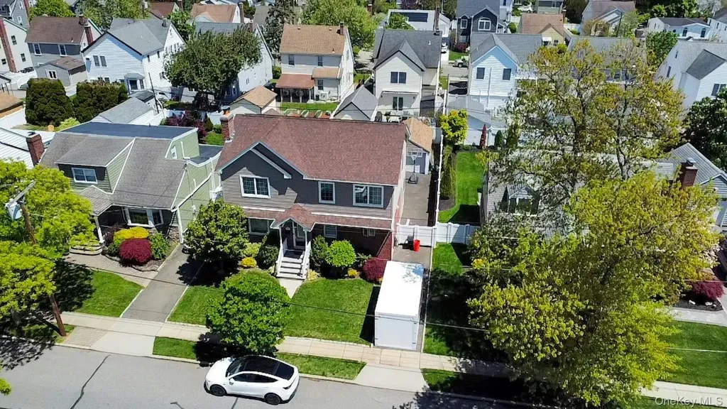 233 Collins Avenue Williston Park NY 11596