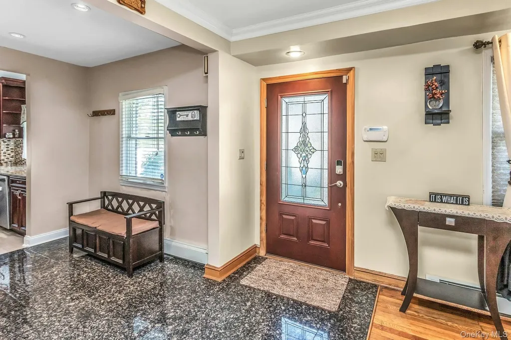 233 Collins Avenue Williston Park NY 11596