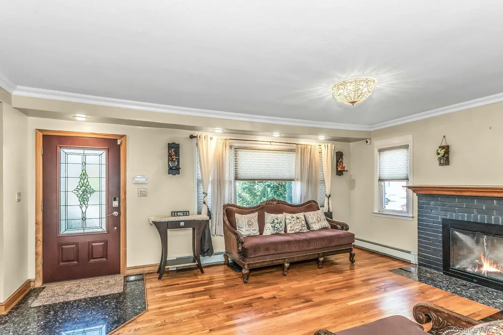 233 Collins Avenue Williston Park NY 11596