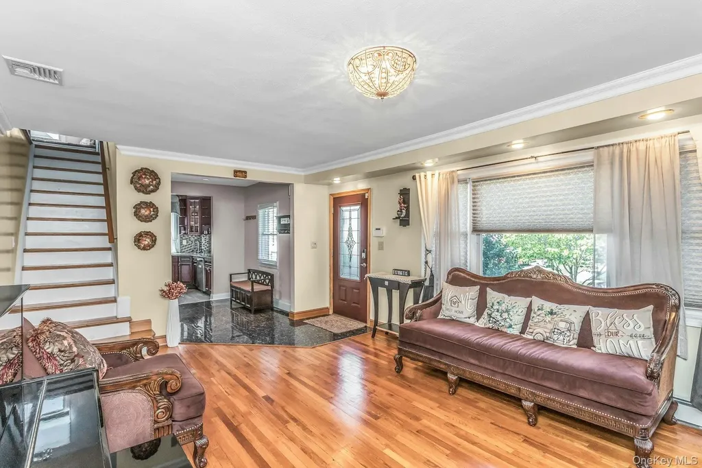 233 Collins Avenue Williston Park NY 11596