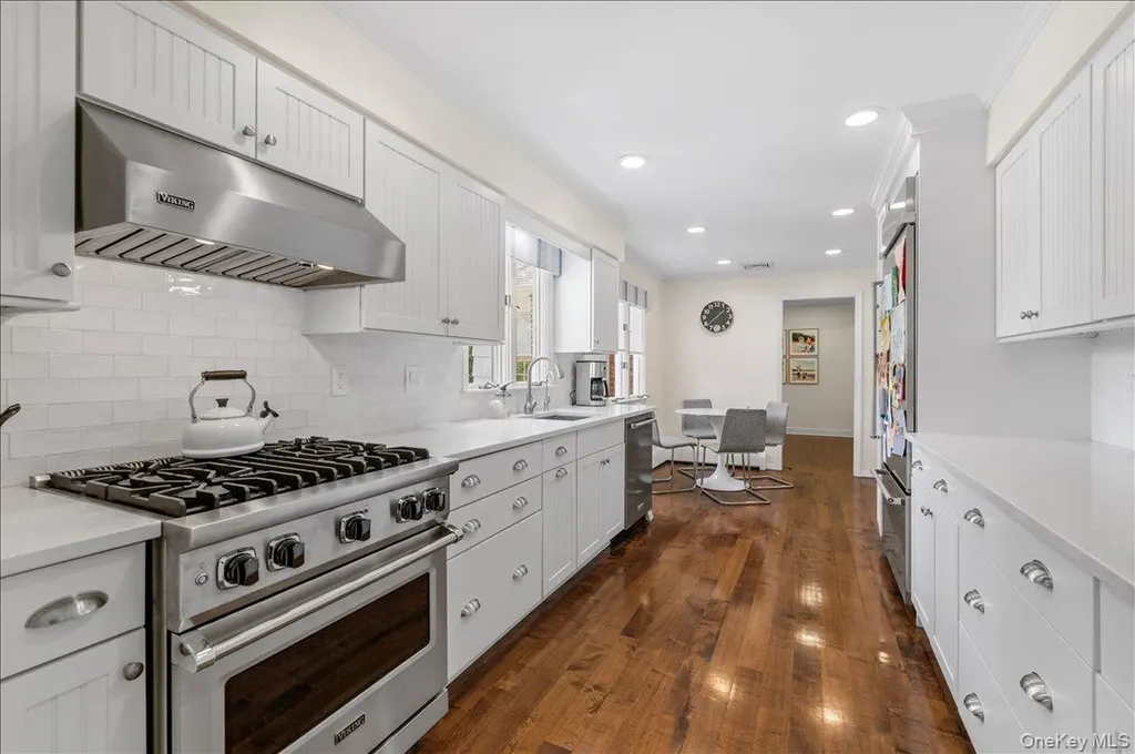 8 Heritage Court Cold Spring Harbor NY 11724