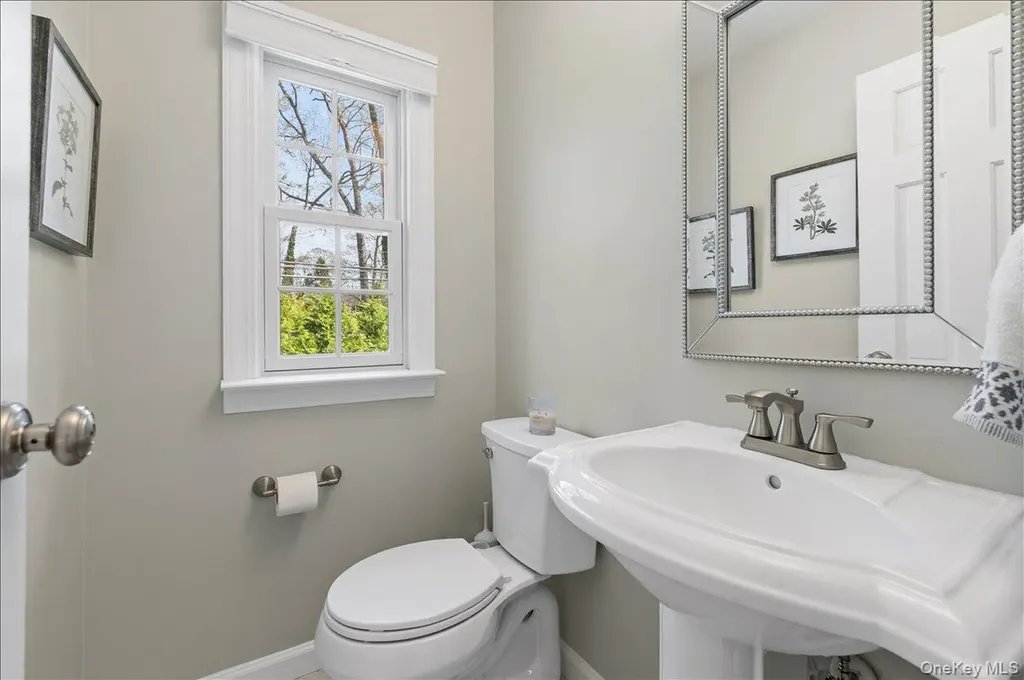8 Heritage Court Cold Spring Harbor NY 11724