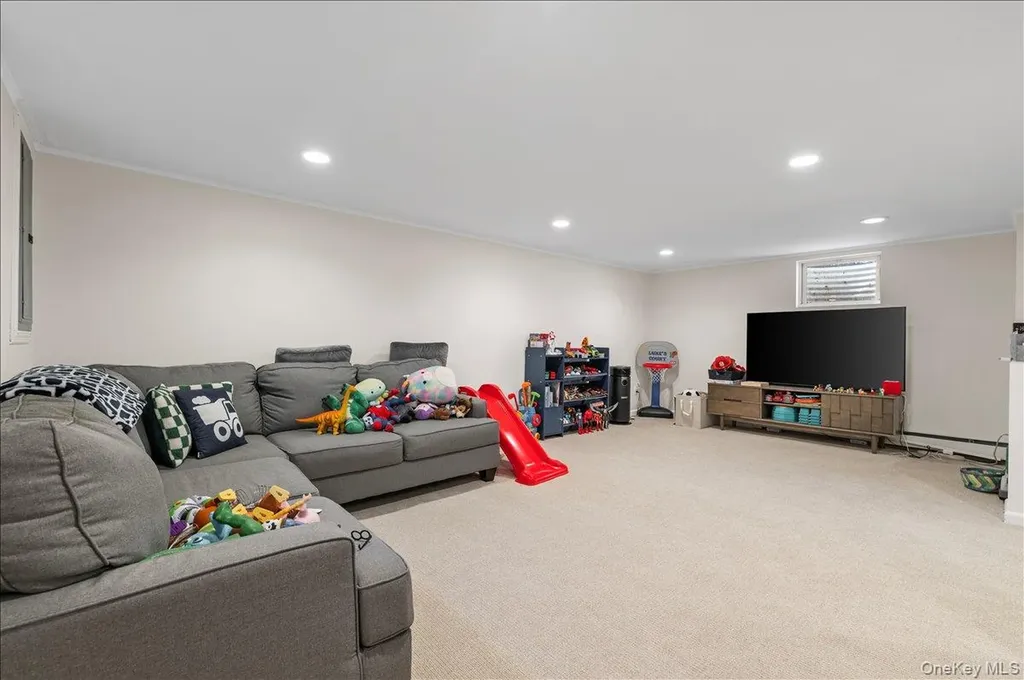 8 Heritage Court Cold Spring Harbor NY 11724