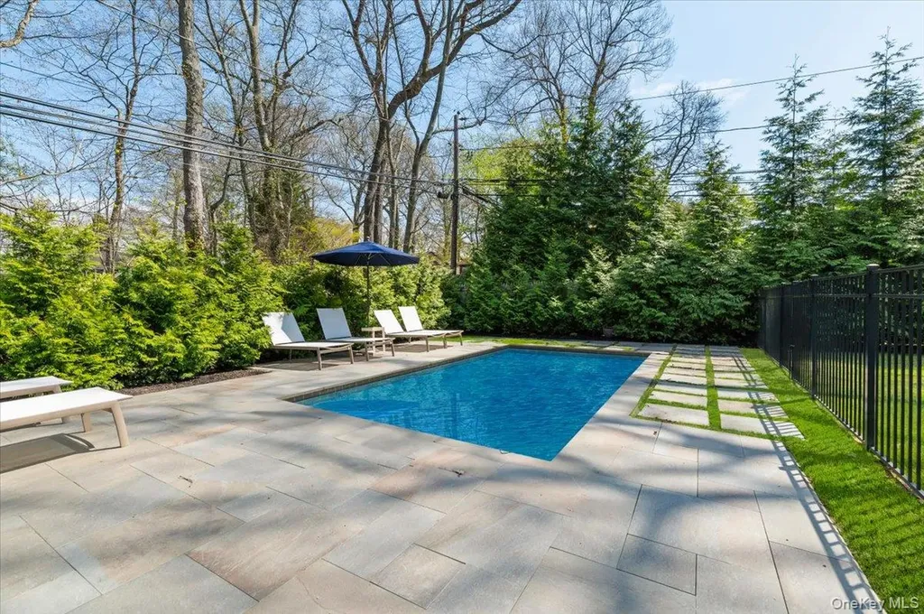 8 Heritage Court Cold Spring Harbor NY 11724