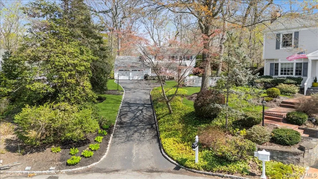 8 Heritage Court Cold Spring Harbor NY 11724