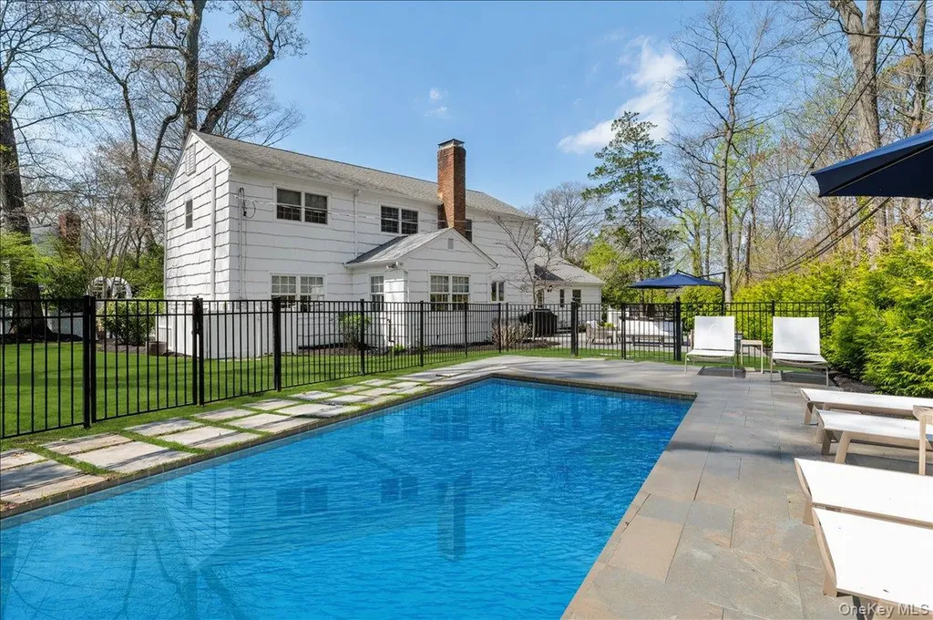 8 Heritage Court Cold Spring Harbor NY 11724