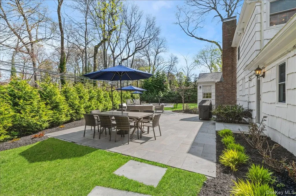 8 Heritage Court Cold Spring Harbor NY 11724