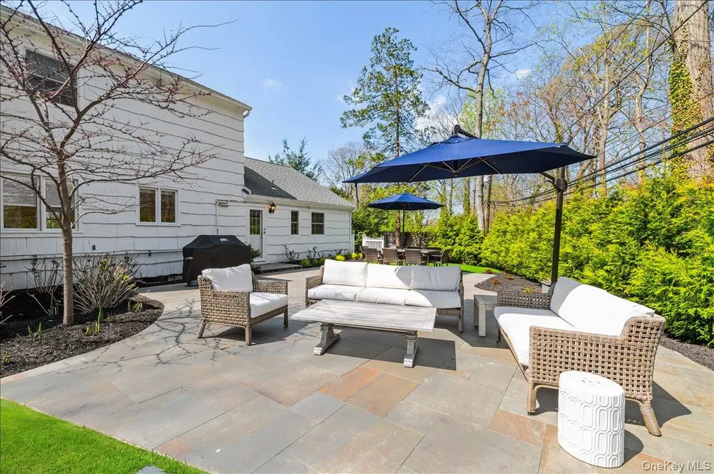 8 Heritage Court Cold Spring Harbor NY 11724