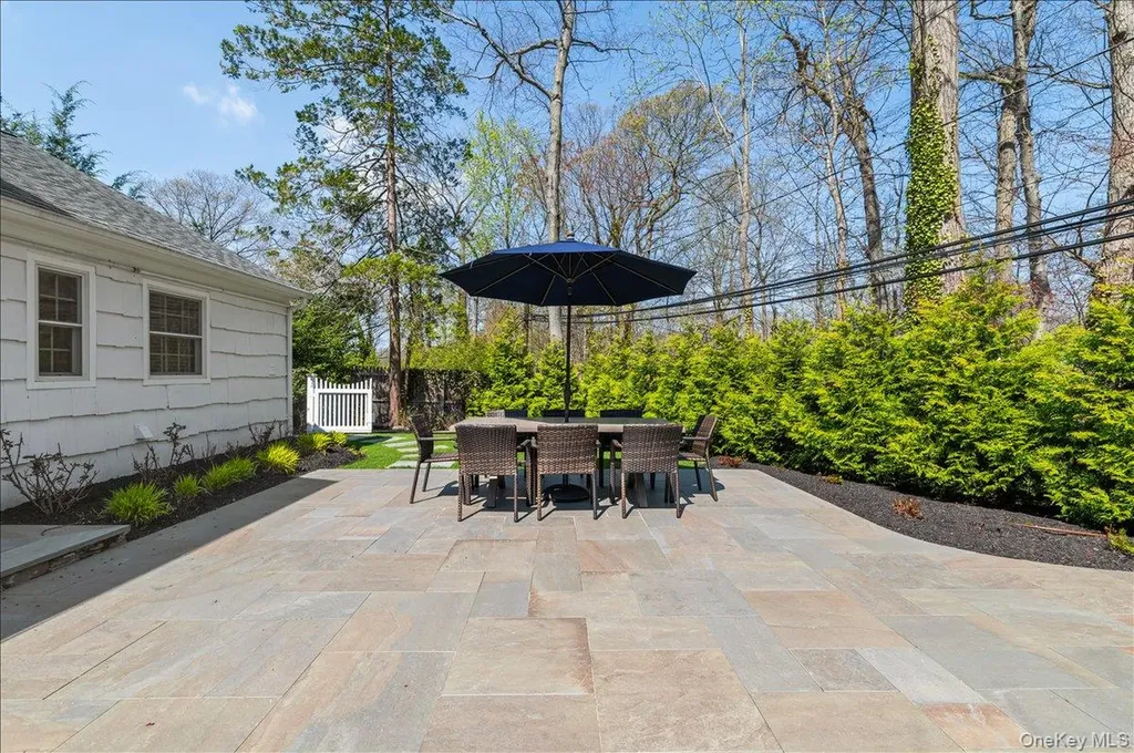 8 Heritage Court Cold Spring Harbor NY 11724