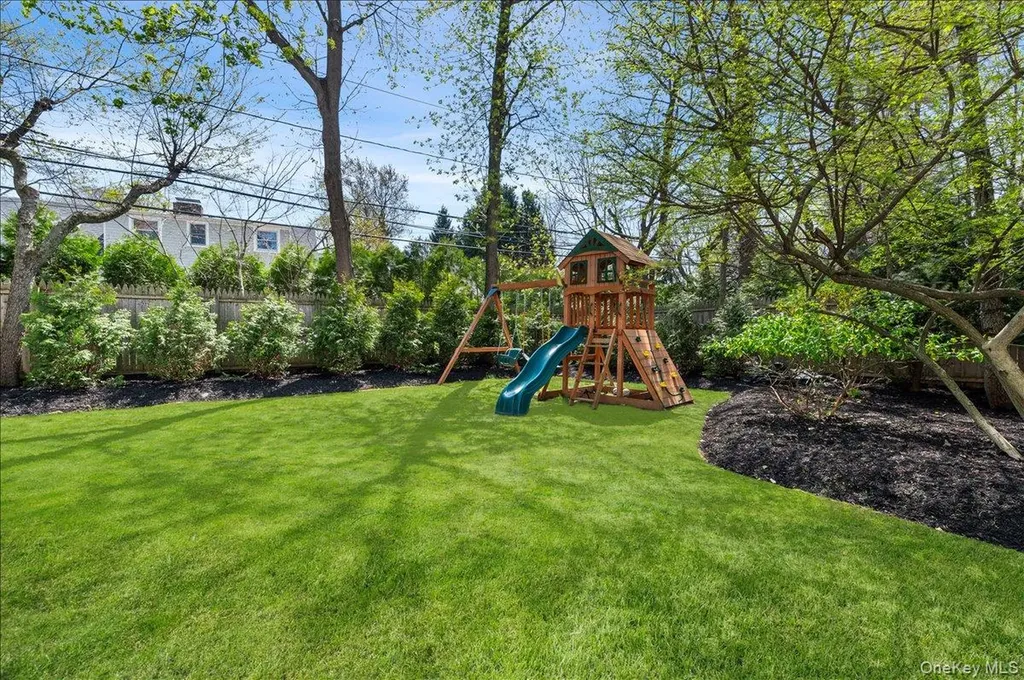 8 Heritage Court Cold Spring Harbor NY 11724